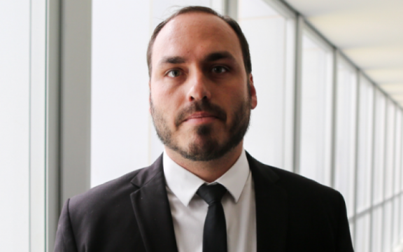 Filho de Bolsonaro fala em se mudar para Santa Catarina