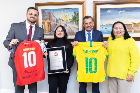 Eleita oito vezes melhor, jogadora de futsal do Mundo Amandinha recebe título de cidadã catarinense